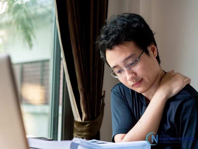 Donuk Omuz İğne Tedavisi